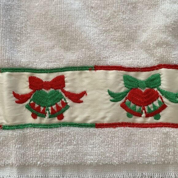 2 Vtg white Christmas hand towels - Picture 2 of 6